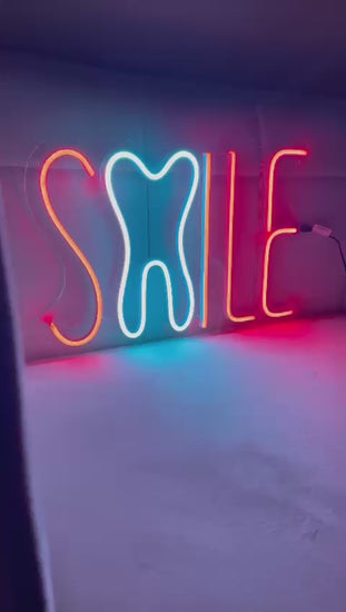 Smile-Neon-Sign
