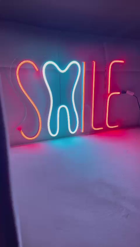 Smile-Neon-Sign